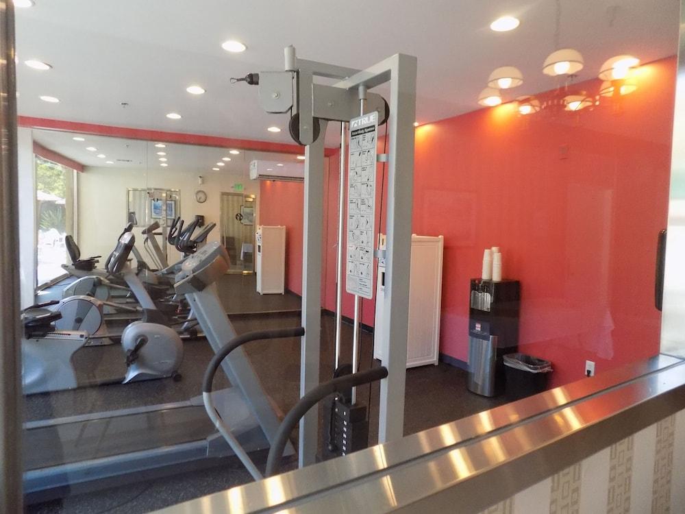 Hotel Ramada By Wyndham Burbank Airport Extérieur photo