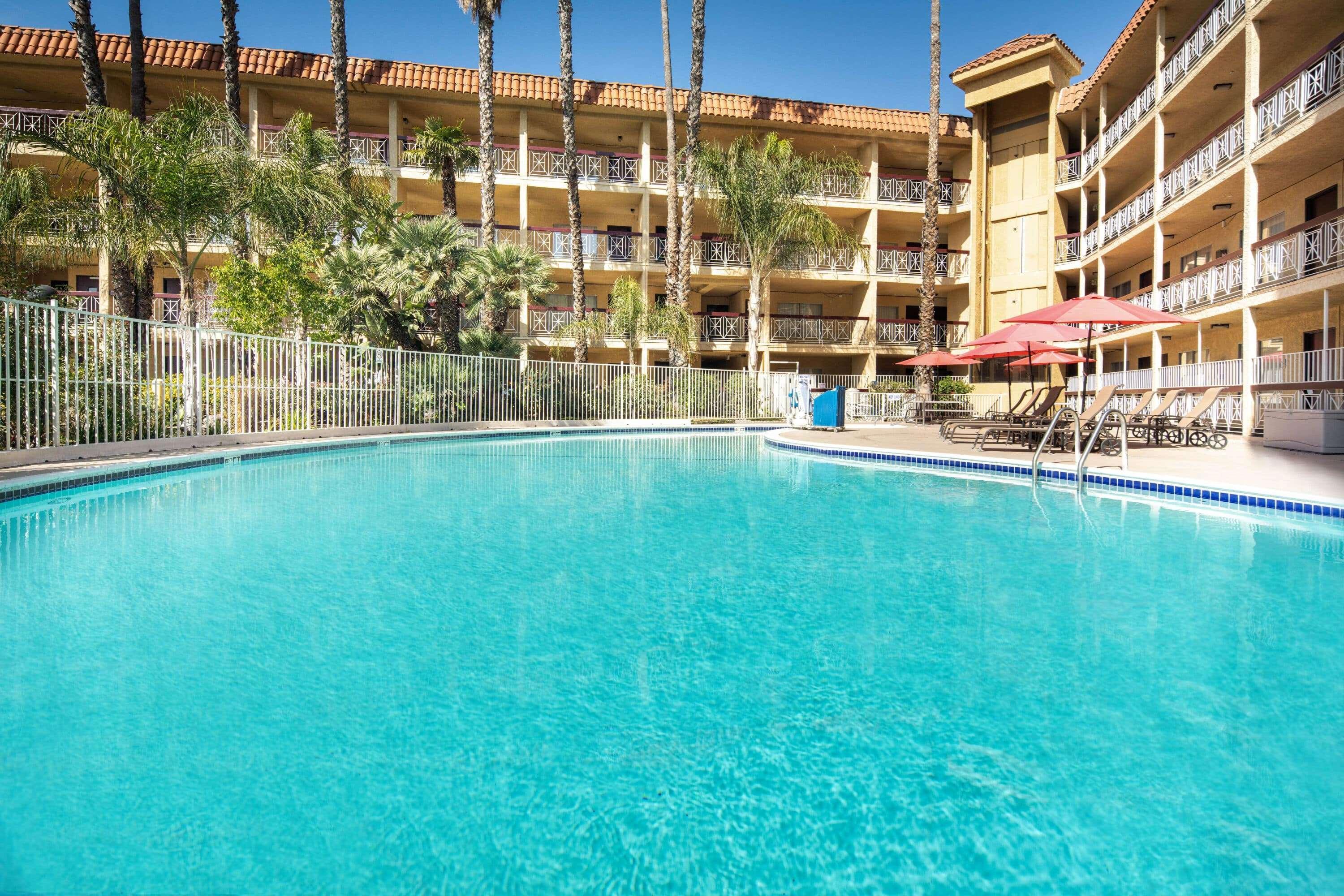 Hotel Ramada By Wyndham Burbank Airport Extérieur photo