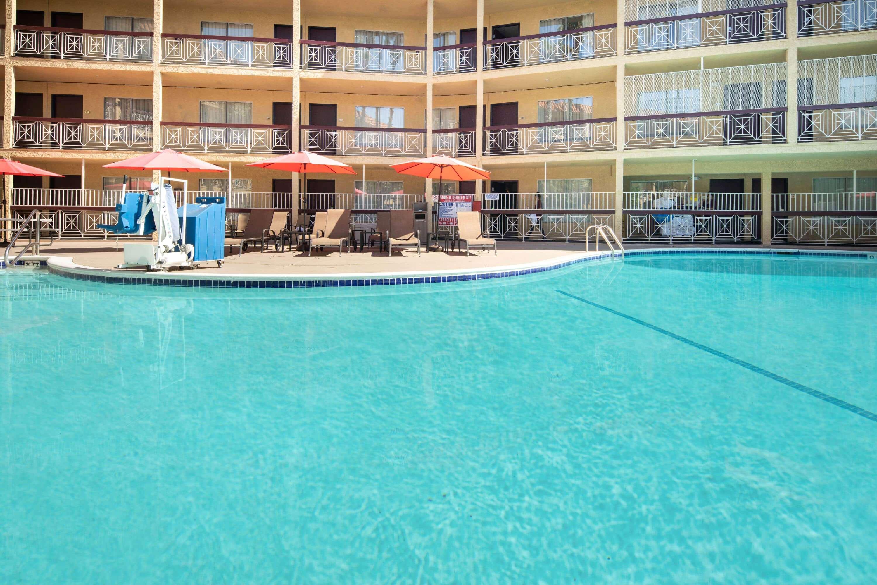 Hotel Ramada By Wyndham Burbank Airport Extérieur photo