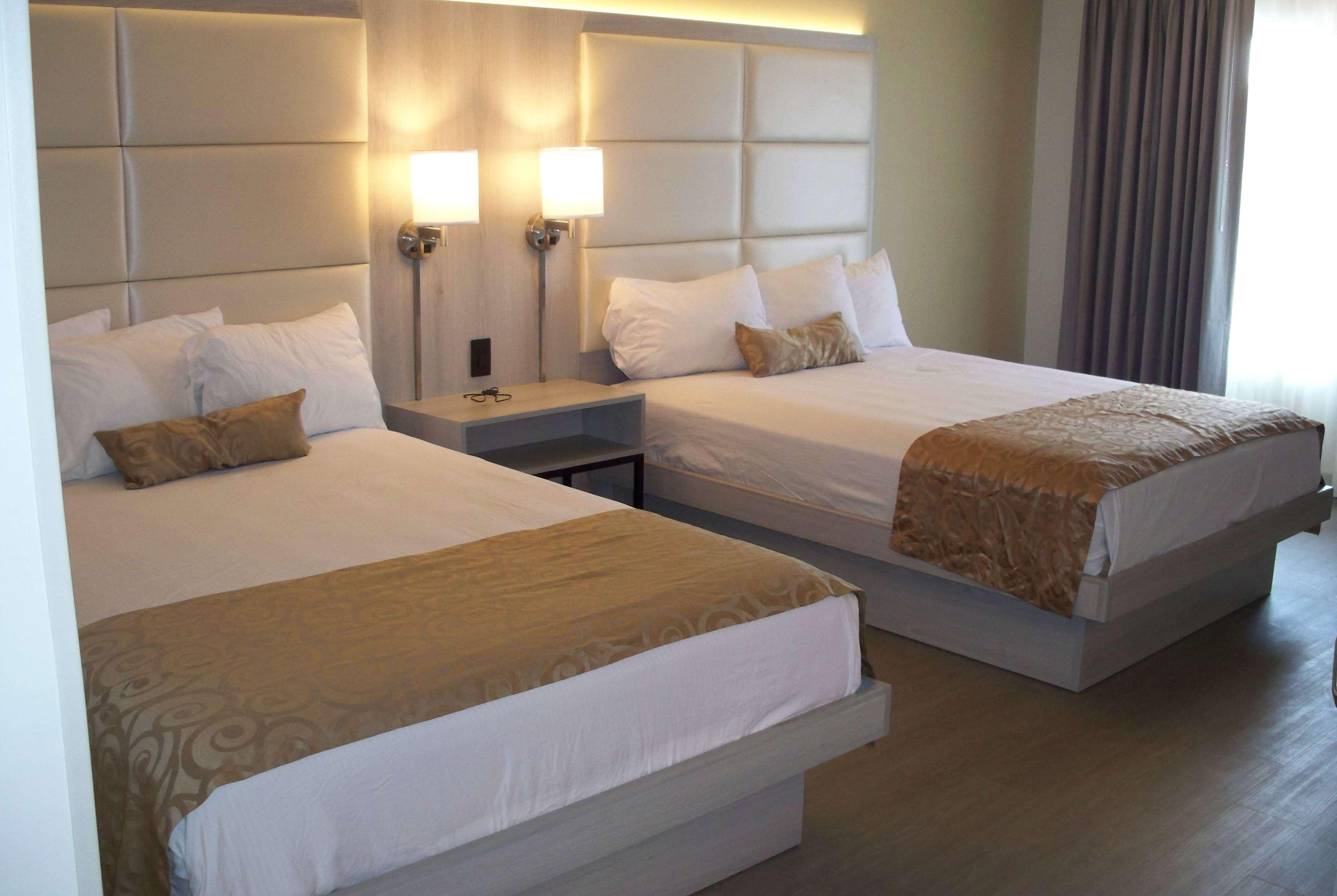 Hotel Ramada By Wyndham Burbank Airport Extérieur photo
