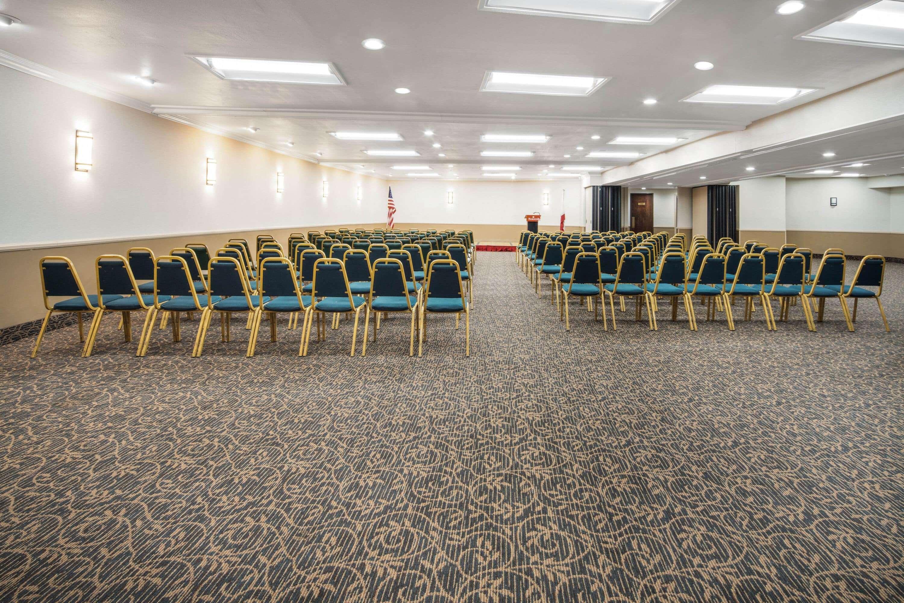 Hotel Ramada By Wyndham Burbank Airport Extérieur photo