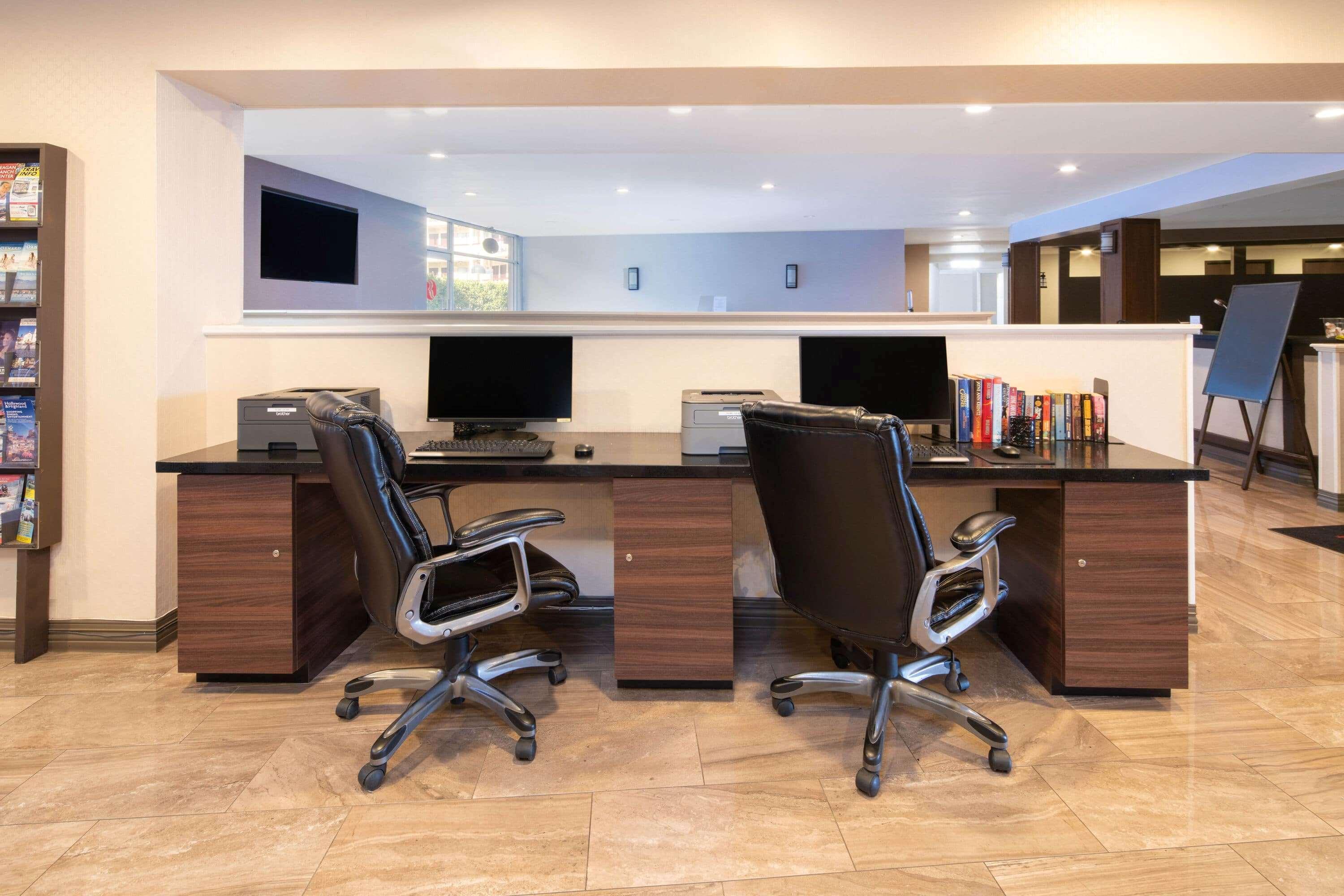 Hotel Ramada By Wyndham Burbank Airport Extérieur photo