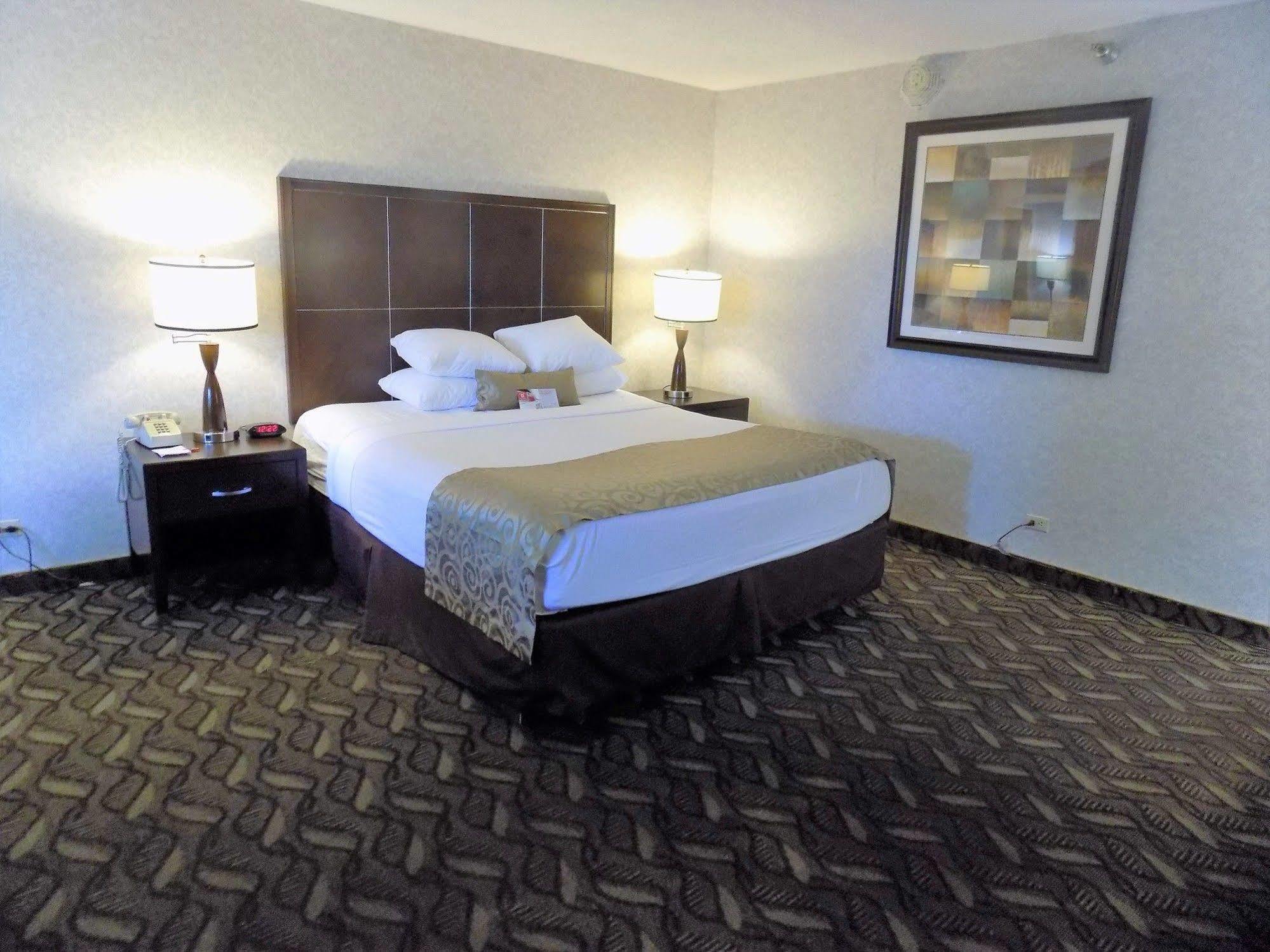 Hotel Ramada By Wyndham Burbank Airport Extérieur photo