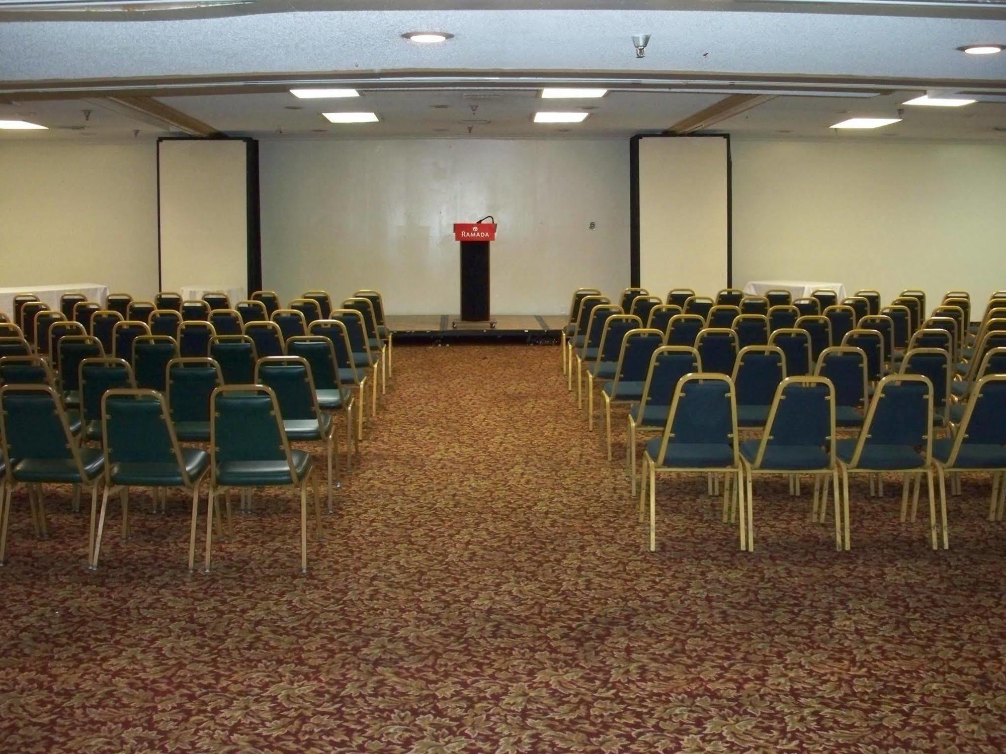 Hotel Ramada By Wyndham Burbank Airport Extérieur photo