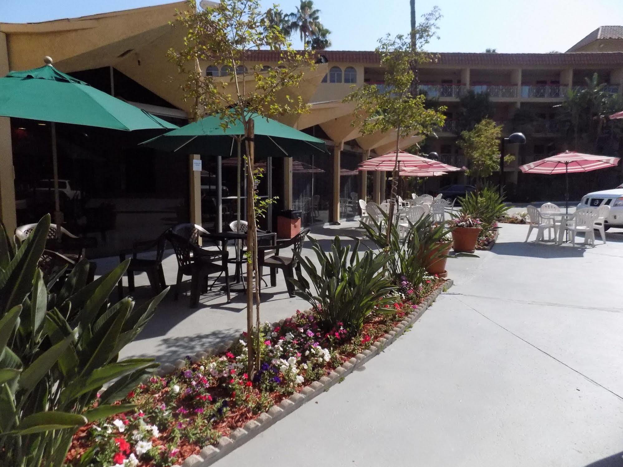 Hotel Ramada By Wyndham Burbank Airport Extérieur photo