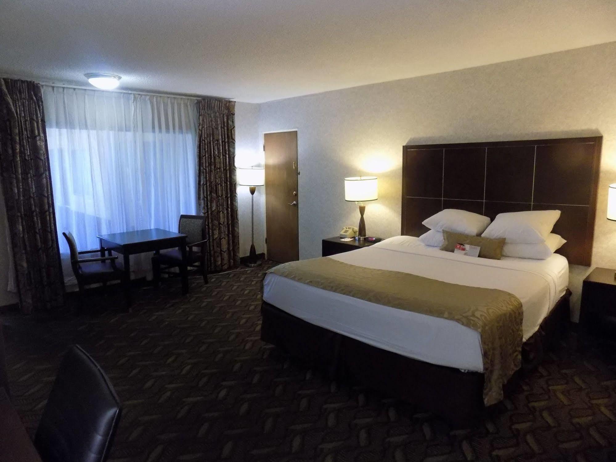 Hotel Ramada By Wyndham Burbank Airport Extérieur photo