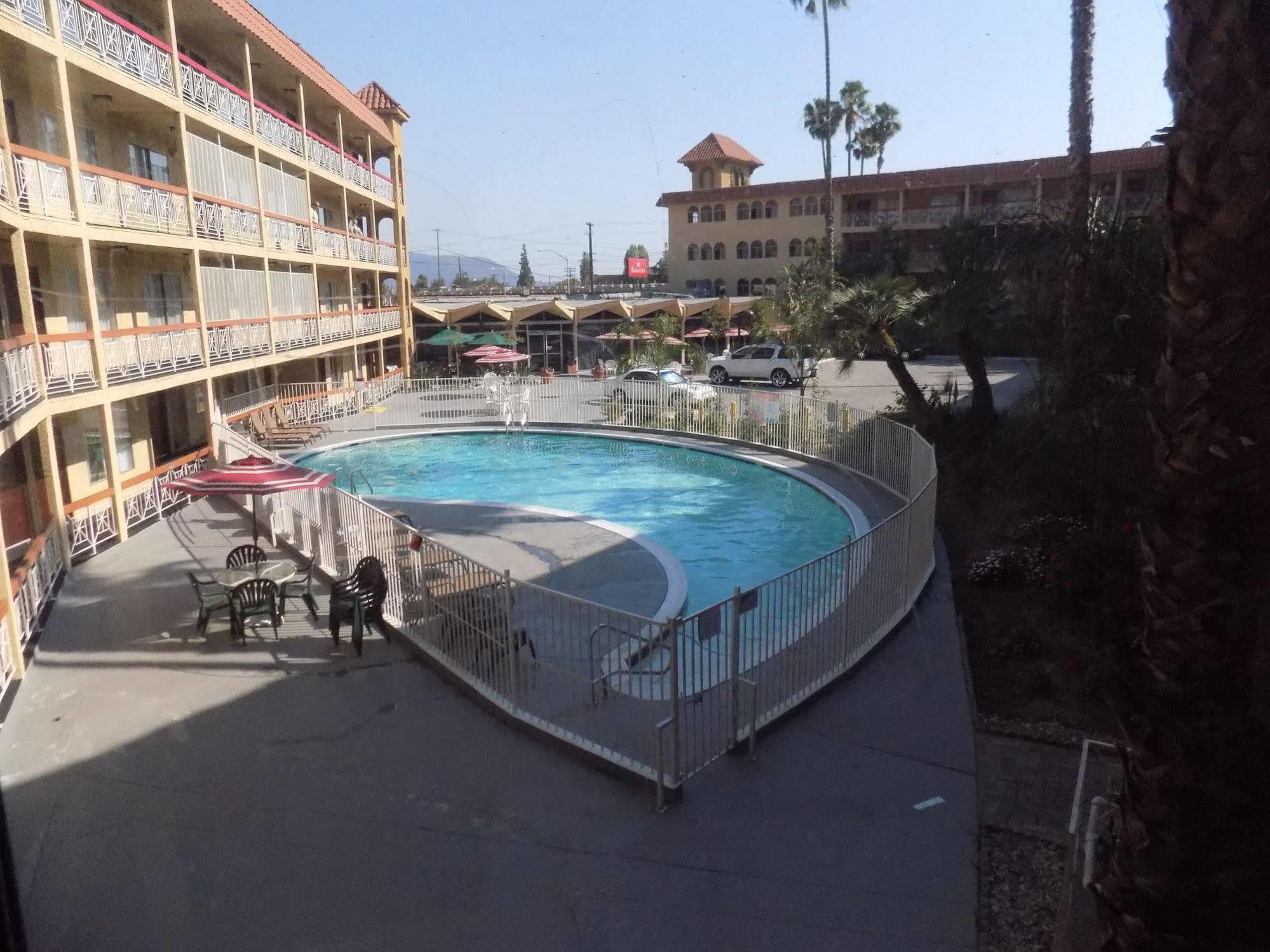 Hotel Ramada By Wyndham Burbank Airport Extérieur photo