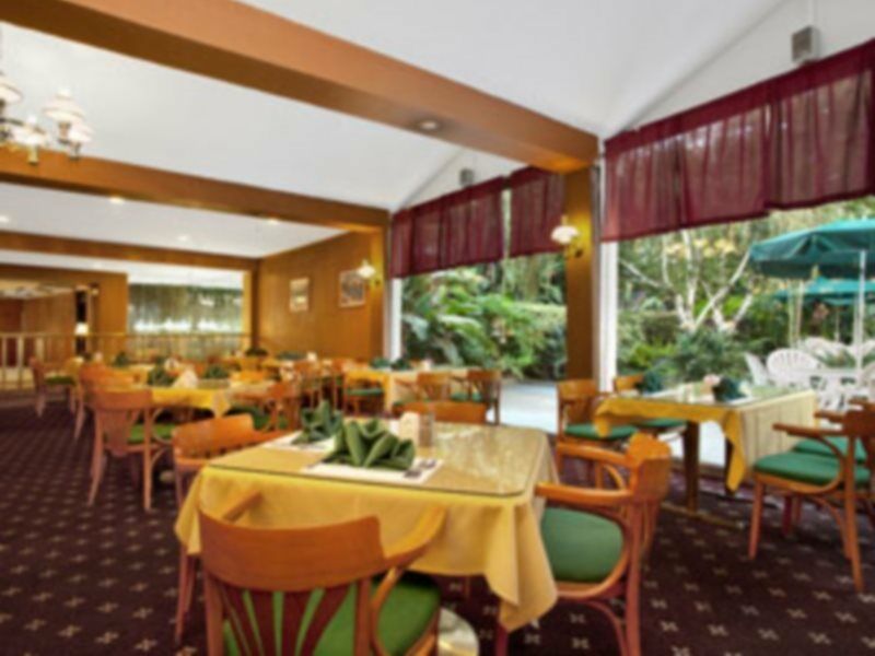 Hotel Ramada By Wyndham Burbank Airport Extérieur photo