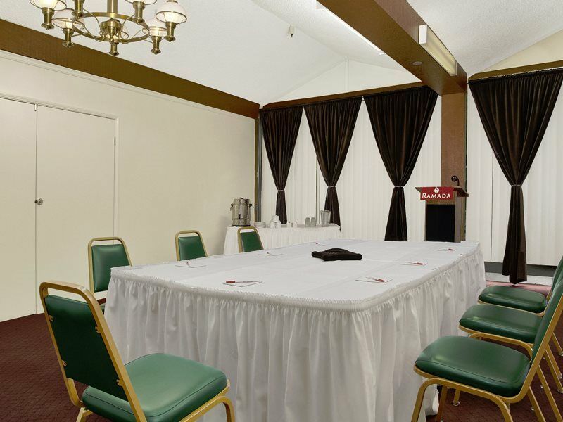 Hotel Ramada By Wyndham Burbank Airport Extérieur photo