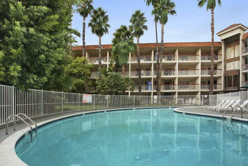 Hotel Ramada By Wyndham Burbank Airport Extérieur photo