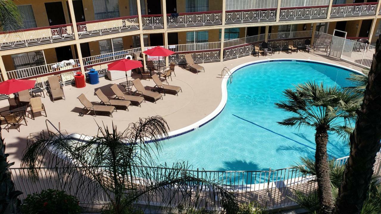 Hotel Ramada By Wyndham Burbank Airport Extérieur photo